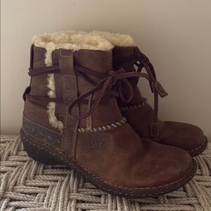 UGG Women 6 Cove Boot Brown Leather Sheepskin Lining